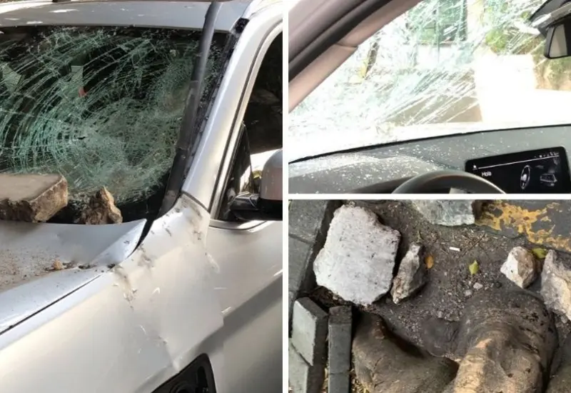 La conductora de una camioneta esperaba el verde del semáforo cuando le cayeron los pedazos de escombro.
