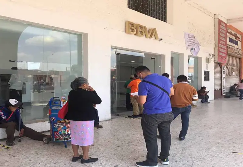 Cajero automático con personas