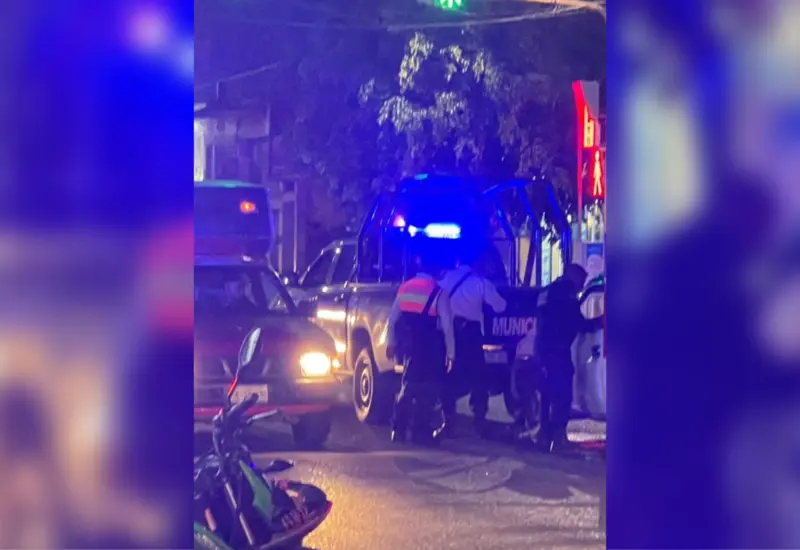 Camioneta choca contra tienda