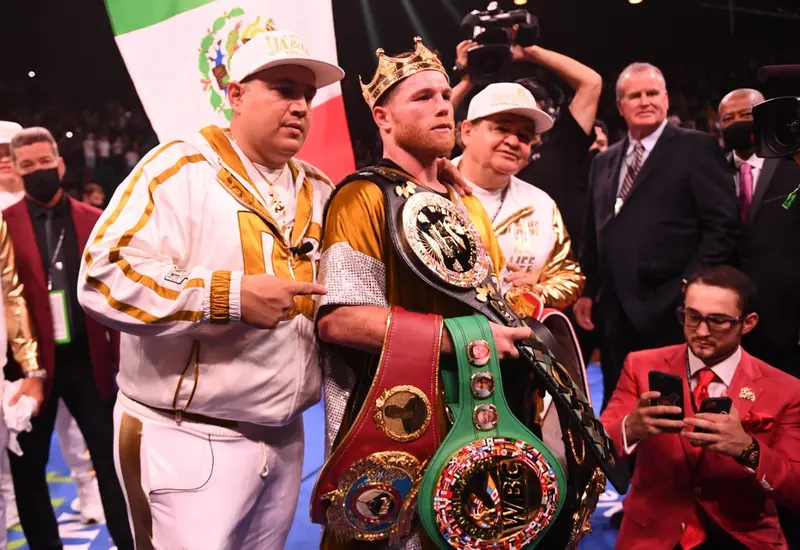 Canelo con los cuatro cinturones
