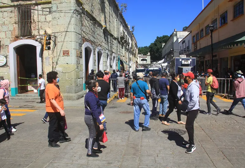 Personas caminando en Oaxaca