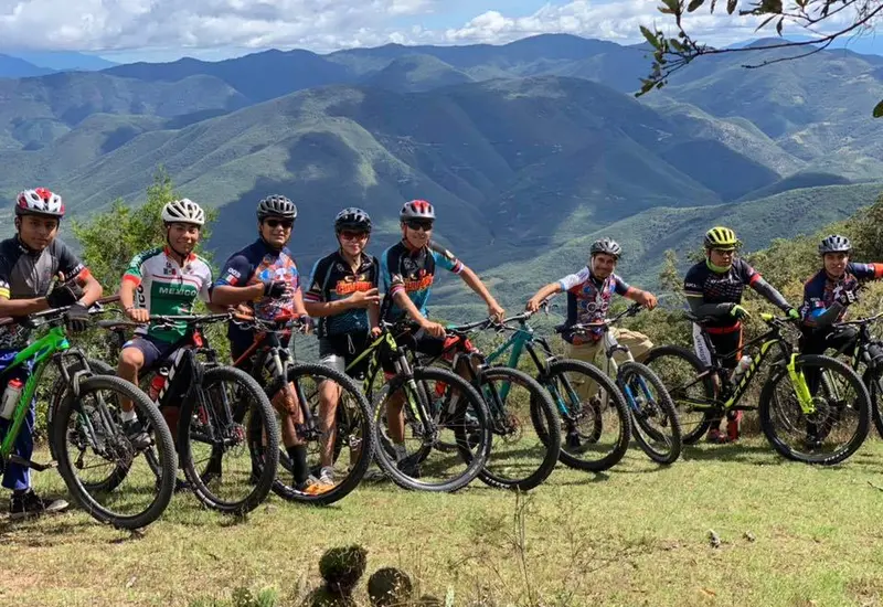 Ciclistas en montaña