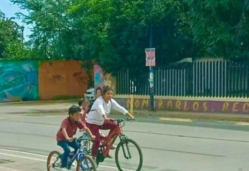 Niños andando en bicicleta.