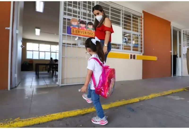 Maestra y alumna en escuela