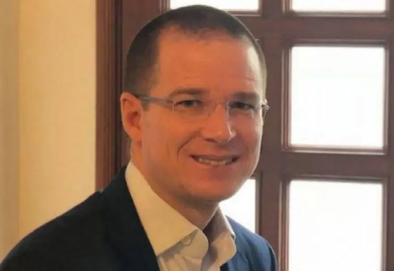 Un juez advirtió al imputado y su defensa que, en caso de no acudir, la FGR buscará la forma de hacer que se presente en la audiencia incluso a través de una orden de aprehensión.