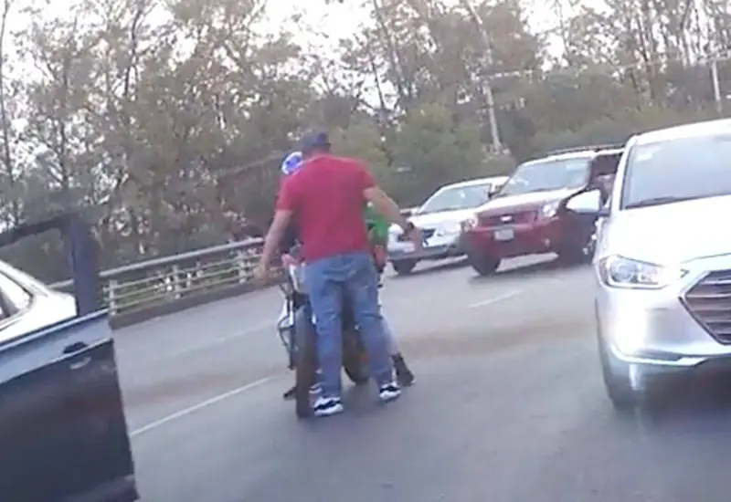 Un automovilista se detuvo en plena avenida sin importar que pudiera provocar un accidente.