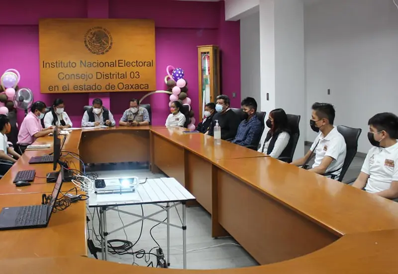 Jóvenes participan en encuesta 