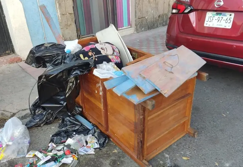 Ropero con basura