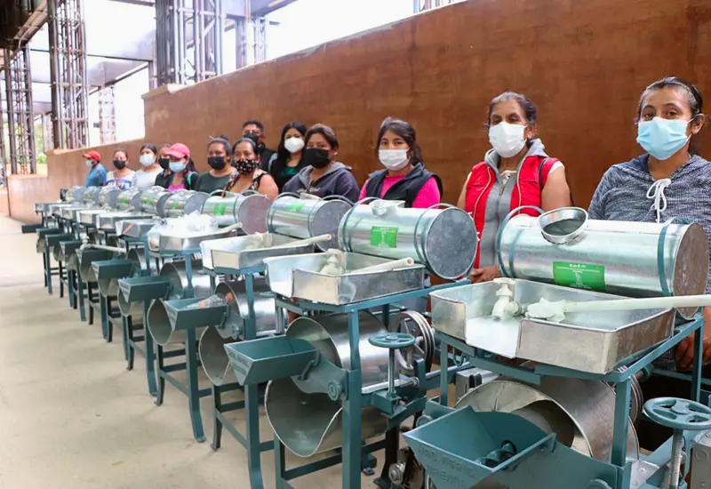 Mujeres reciben molinos caseros