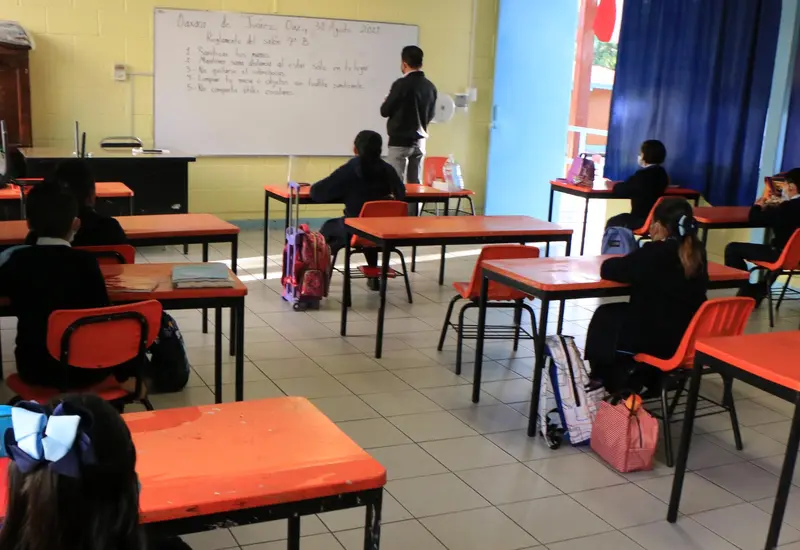 estudiantes escuela salón 