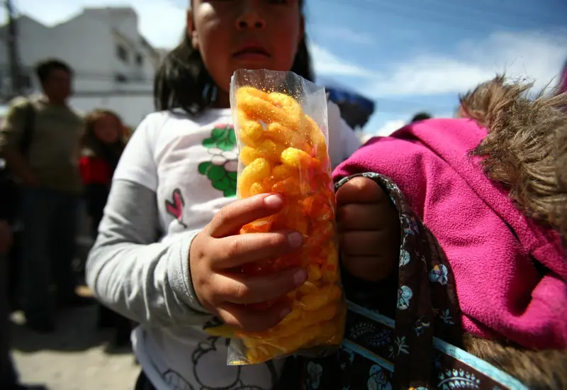 Niña con frituras
