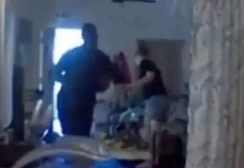 Zac golpeando a su mujer.