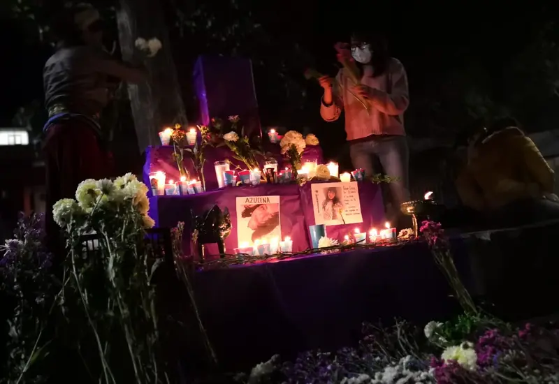 Fotos de mujeres asesinadas con veladoras.