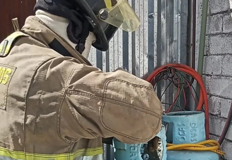 Bombero supervisa fuga de gas