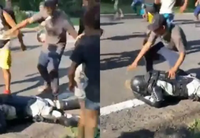 En el material se observa a diversos sujetos golpeando y pateando a un oficial quien yace noqueado en el pavimento de la carretera.