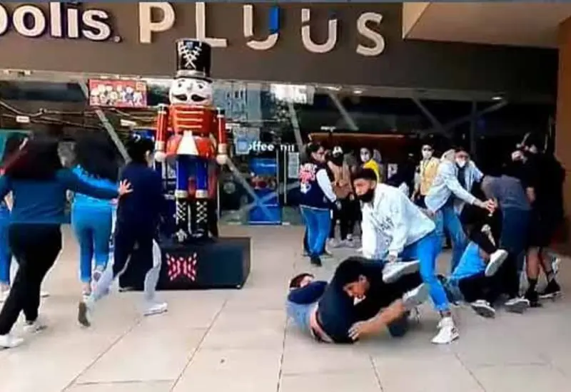 Un video muestra cómo se golpean varios jóvenes hasta quedar en el piso. 