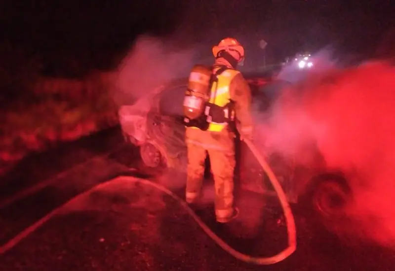 Bomberos apagando incendio.
