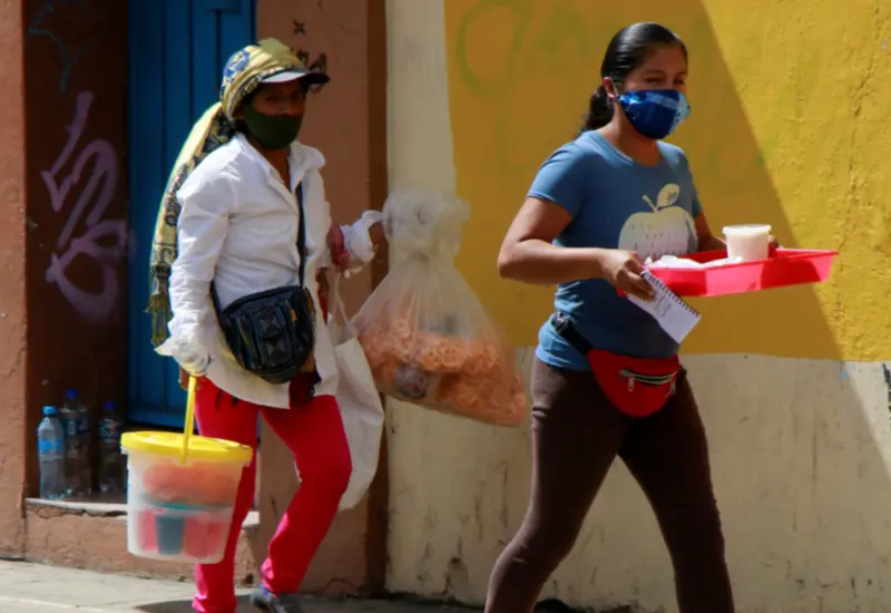 Persona entregando comida