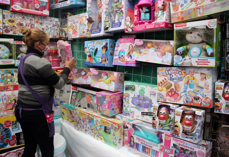 Mujer comprando juguetes