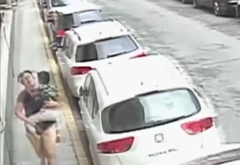 El material permite ver a la mujer que corre por la calle suplicando ayuda.