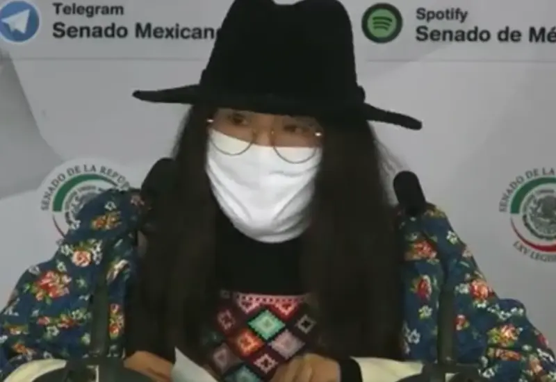 María Elena con sombrero