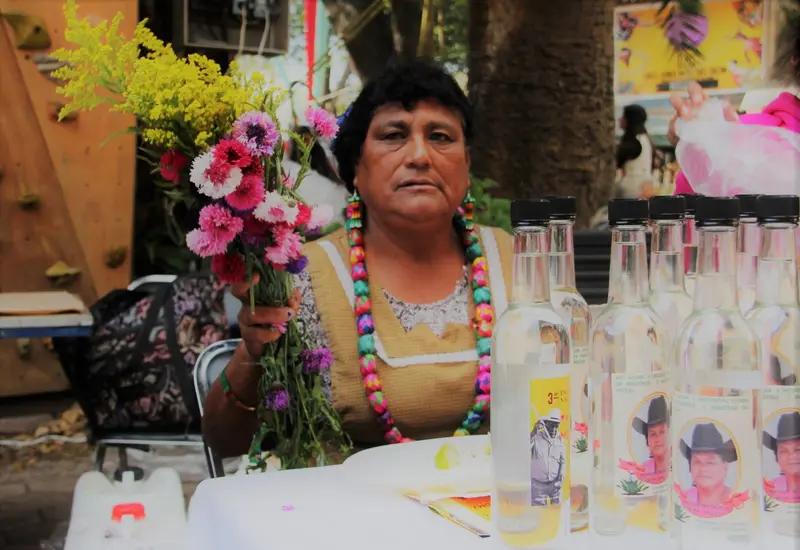 Oaxaca registra una alta participación de mujeres en la producción de mezcal. Foto: Cortesía 