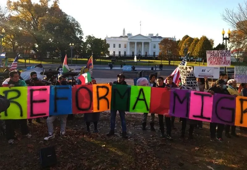 Migrantes afuera de la Casa Blanca. 
