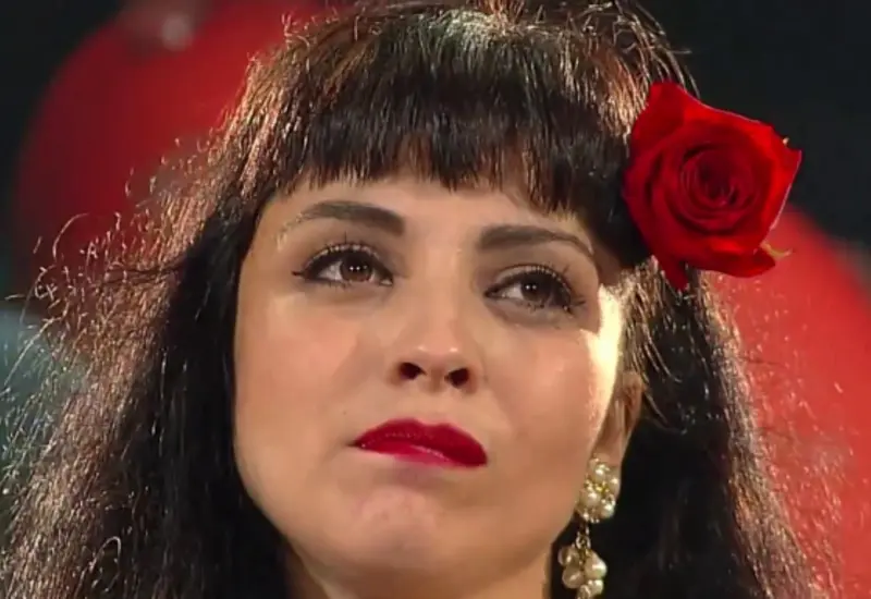 Mon Laferte relató que su tema "A Crying Diamond" habla de una manera directa y cruda de un abuso que sufrió durante 5 años.