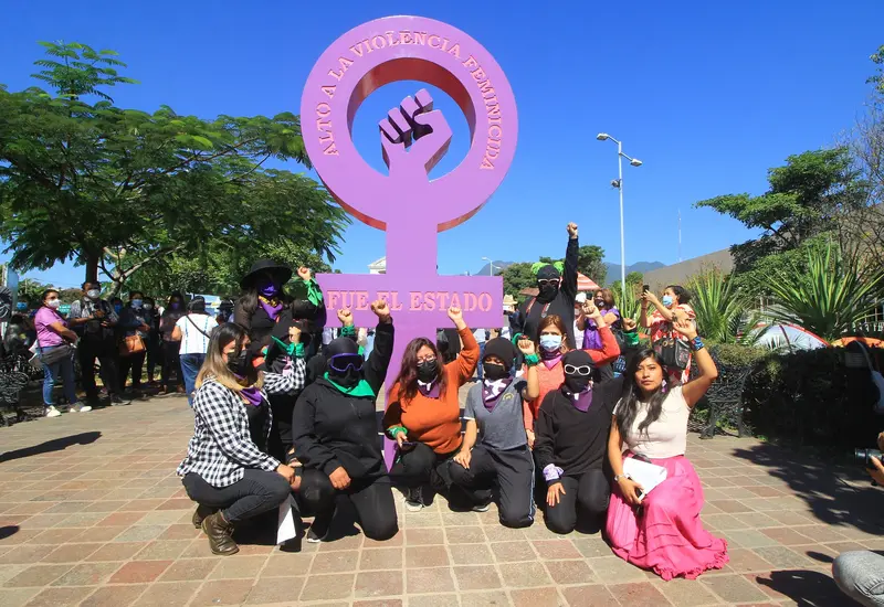 Feministas instalan monumenta