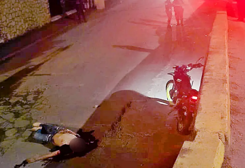 Fallecido tirado al piso