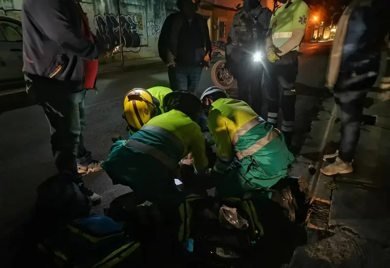 Personal médico brinda primeros auxilios