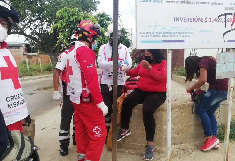 Paramédicos auxilian a mujer por lesión de bala