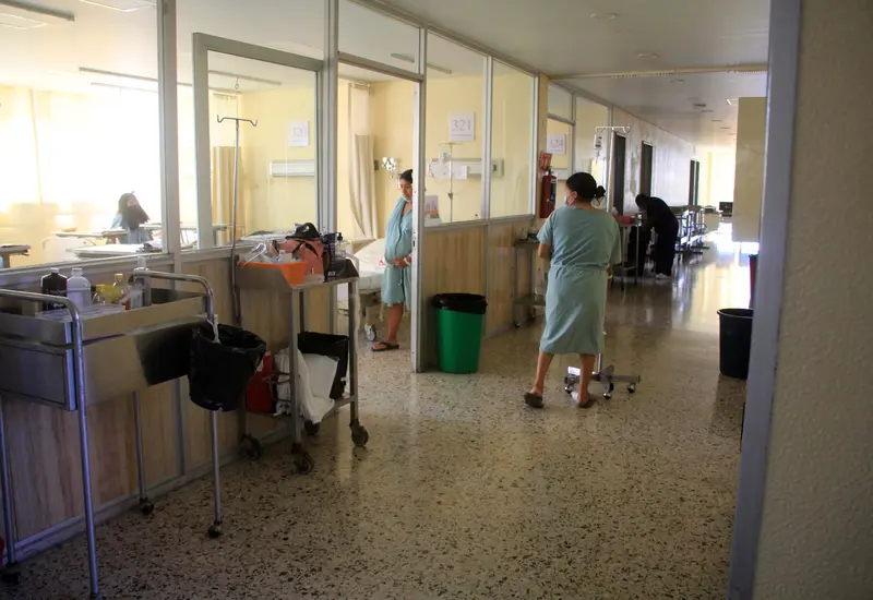 Mujer en pasillo de hospital