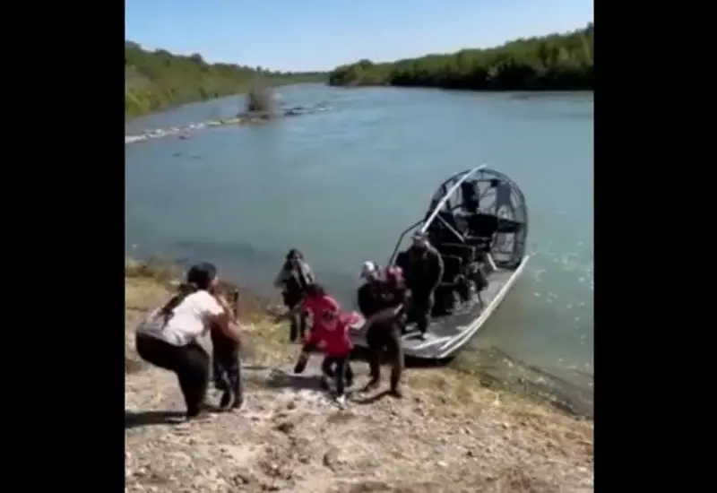 Lancha con migrantes en el Río Bravo.