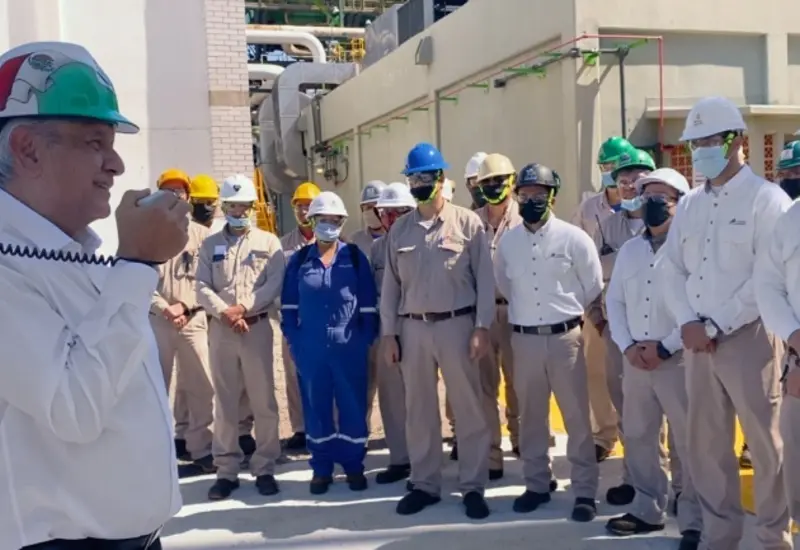 López Obrador en refinería de Salamanca