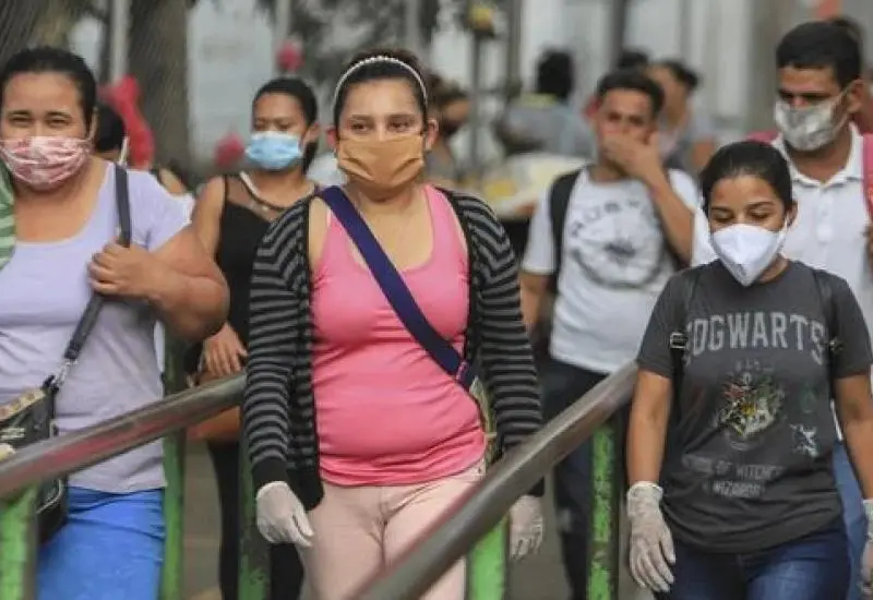 Personas, cubrebocas, guantes