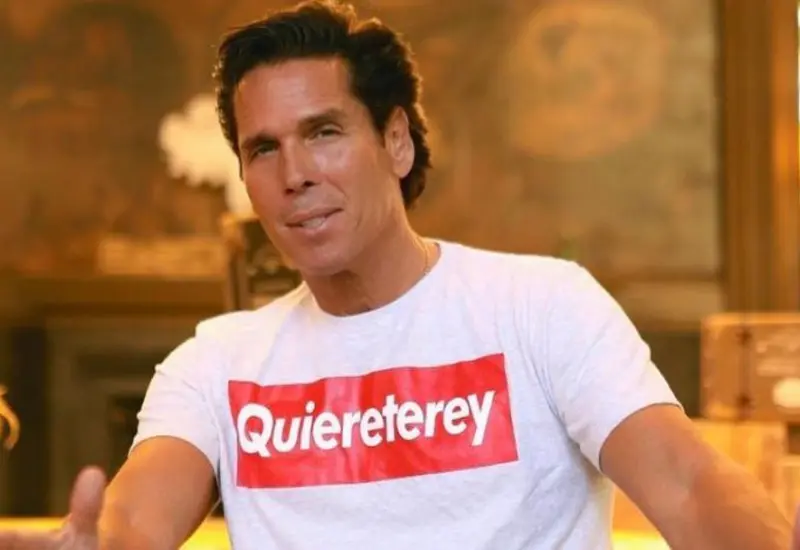 Roberto Palazuelos sonriendo