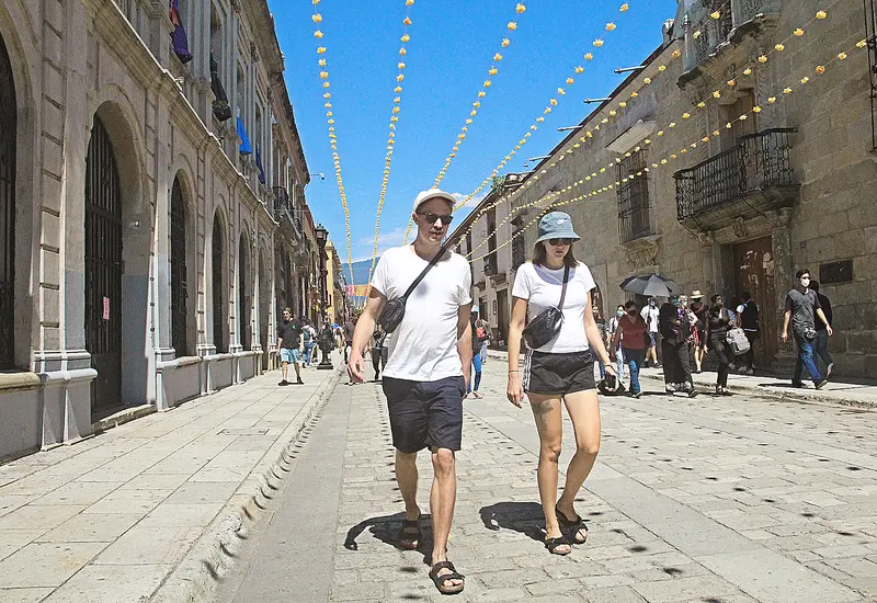 Turistas sobre el andador turístico