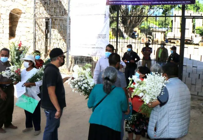 Personas en el Panteón Jardín