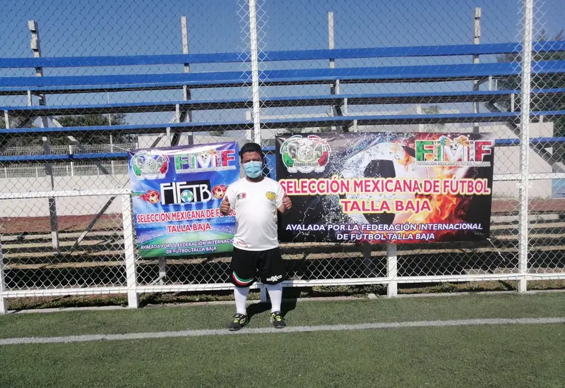 Futbolista de talla baja