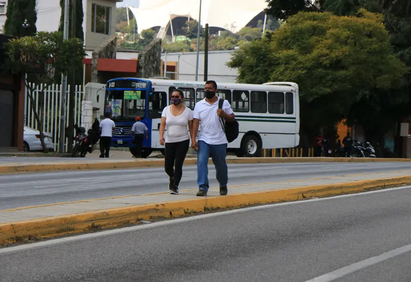 Pareja caminando en la calle