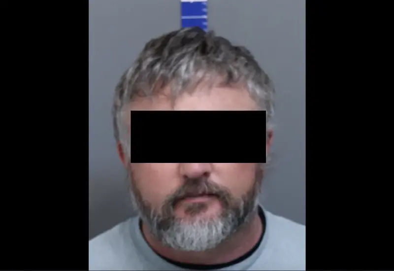 El hombre de 49 años intercambiaba hacía planes con otra mujer para deshacerse de su esposa.