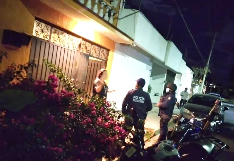 Policías en domicilio asaltado