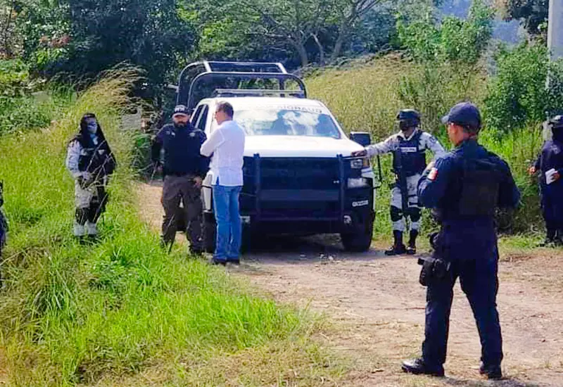 Policías buscan fosas clandestinas