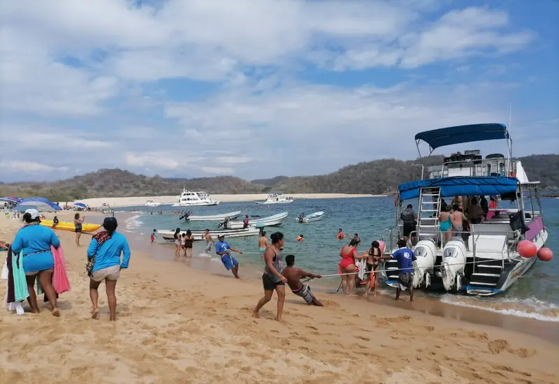 Bahía de Huatulco y turistas