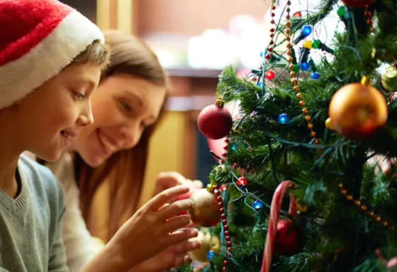 Las decoraciones navideñas sirven para comunicar "amabilidad y cohesión" con los vecinos, amigos o familiares.