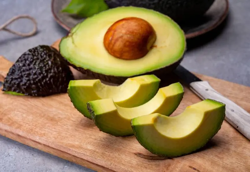 Señalan que cultivar aguacates deja una enorme huella de carbono y requieren 230 litros de agua cada uno para crecer. 