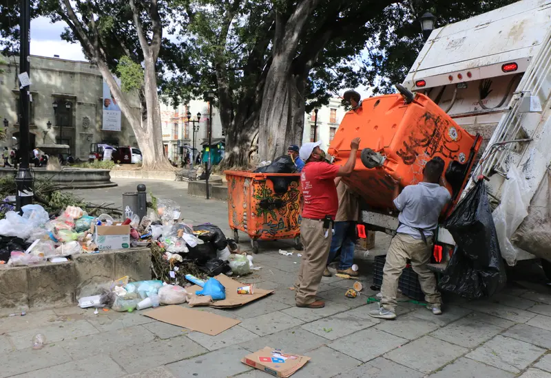 Recolección de basura en el centro de Oaxaca