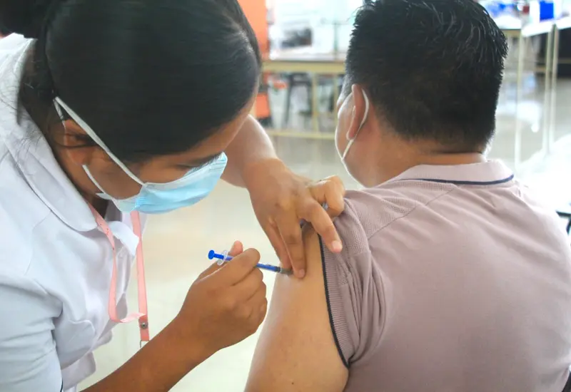 Persona vacunándose contra la COVID