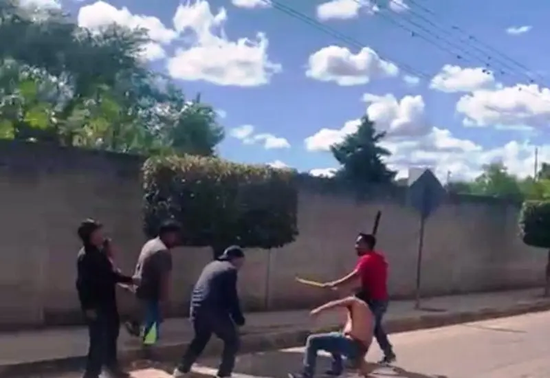 Personas con machetes